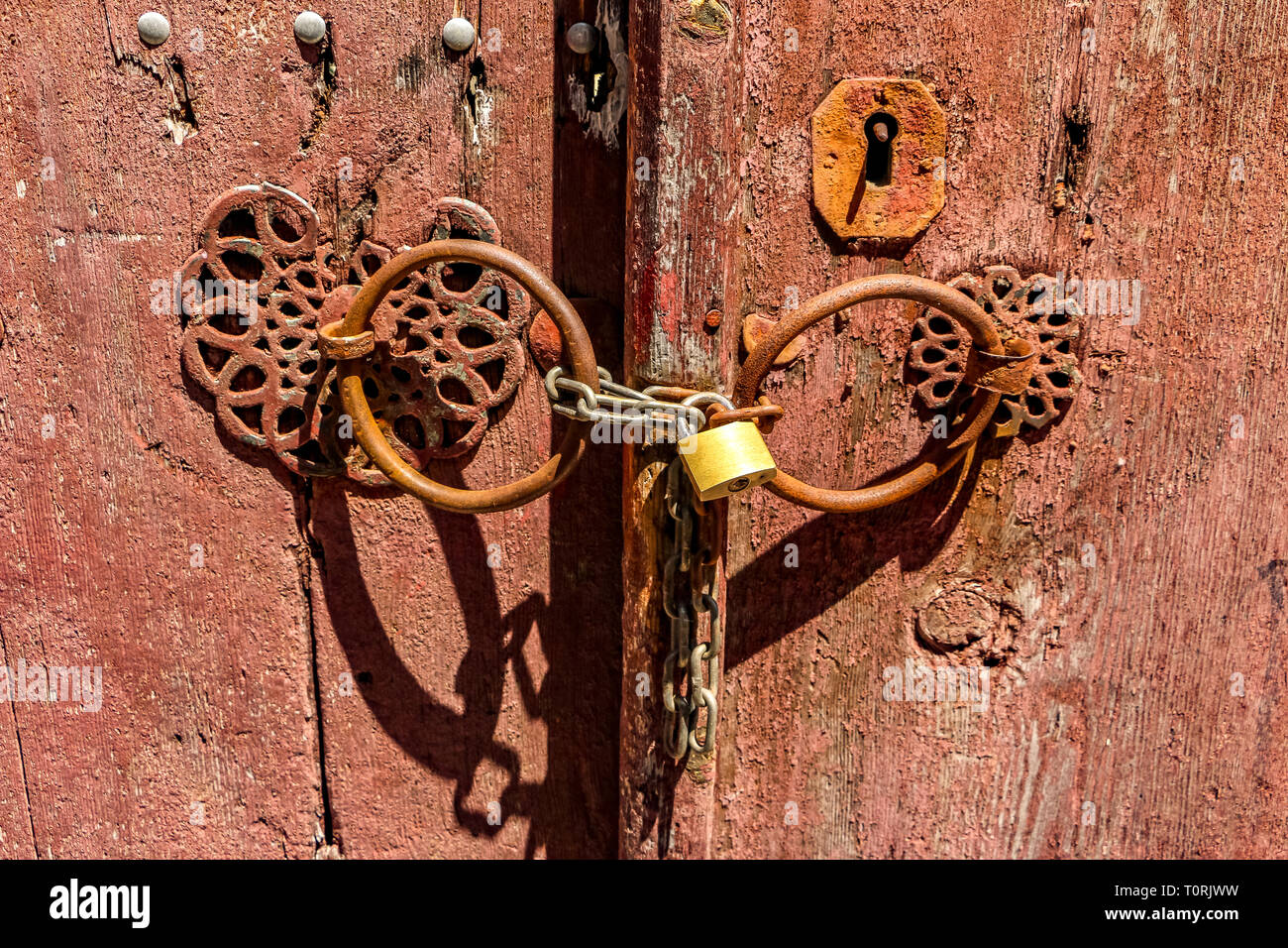 Porte en bois verrouillée avec un cadenas. Banque D'Images