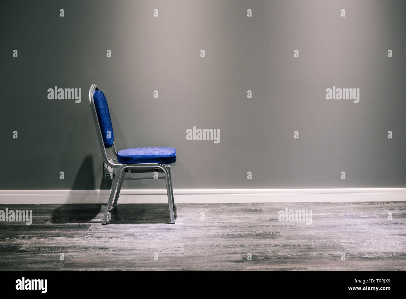 Une Seule Chaise Avec Les Jambes Dargent En Bleu Il Est