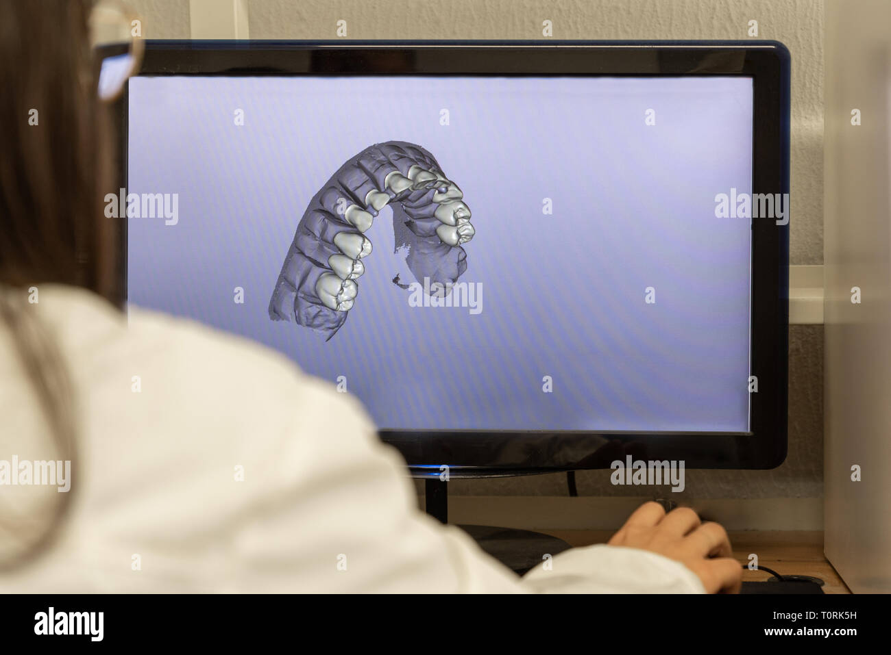 Femme au travail sur ordinateur avec la plate-forme de logiciel dentaire Banque D'Images