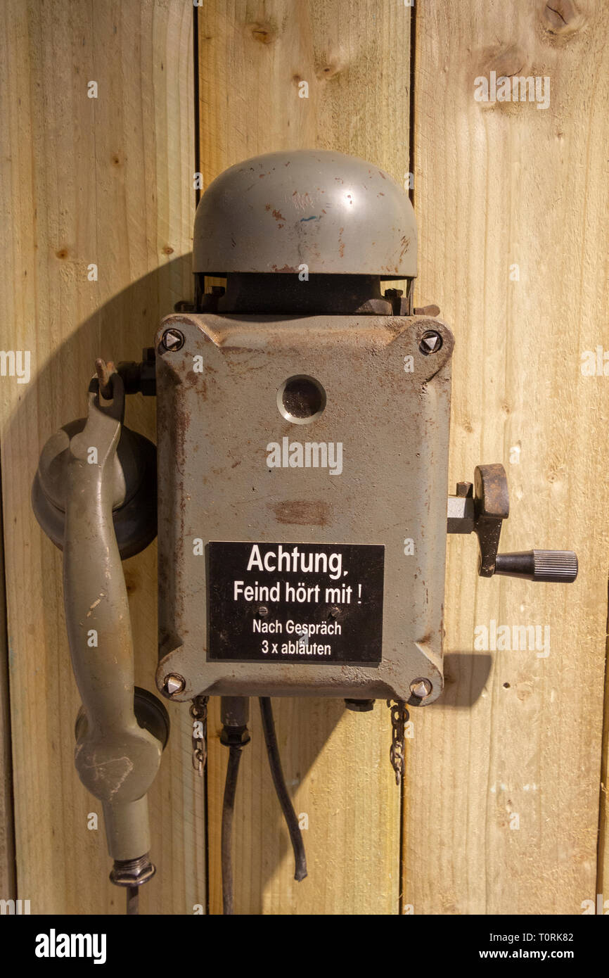 Bunker allemand téléphone, ('Feind Stall vient hört mit !") le Général Major Wilhelm Richter bunker, Mémorial de Caen (Mémorial de Caen), Normandie, France. Banque D'Images