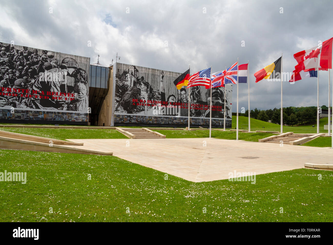 Drapeaux au vent à l'extérieur du Mémorial de Caen (Mémorial de Caen), Normandie, France. Banque D'Images