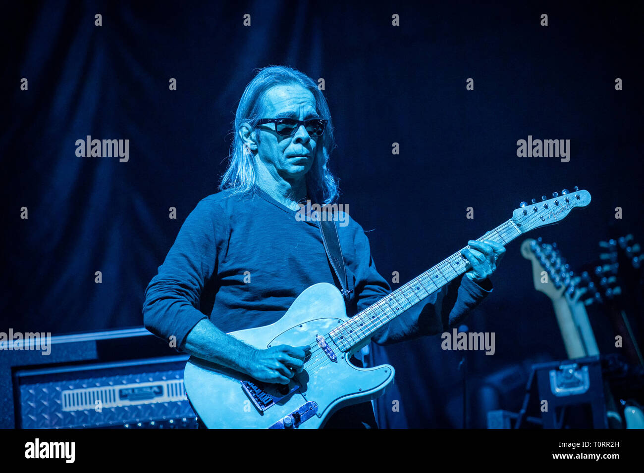 Norvège, Oslo - 20 mars, 2019. Dave Matthews Band effectuer un concert live à Oslo Spektrum d'Oslo. Ici guitariste Tim Reynolds est vu sur scène. (Photo crédit : Gonzales Photo - Terje Dokken). Banque D'Images