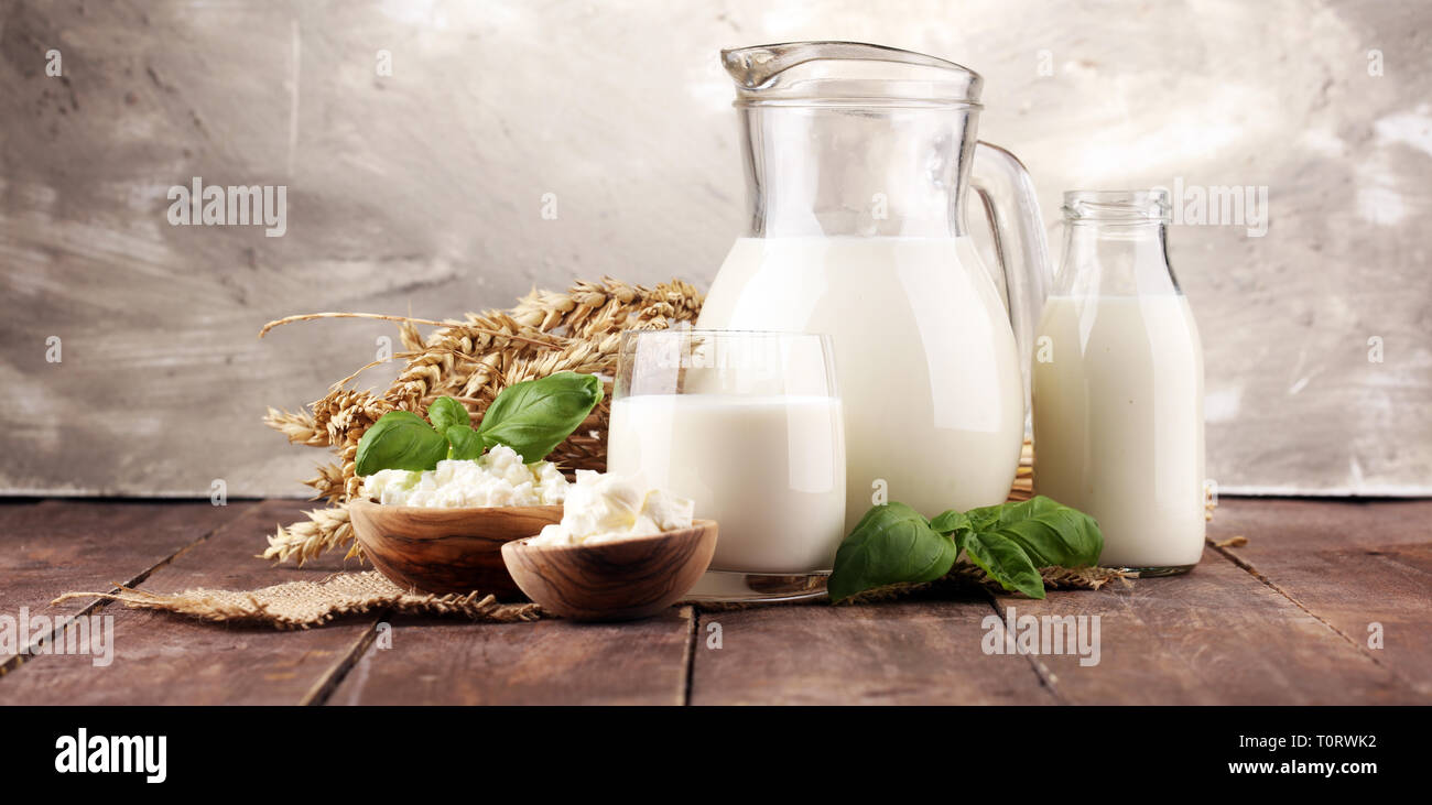 Produits laitiers - produits laitiers sains savoureux sur une table, sur : la crème sure dans un bol blanc, bol de fromage cottage, la crème dans un bol de lait et une banque, verre bot Banque D'Images