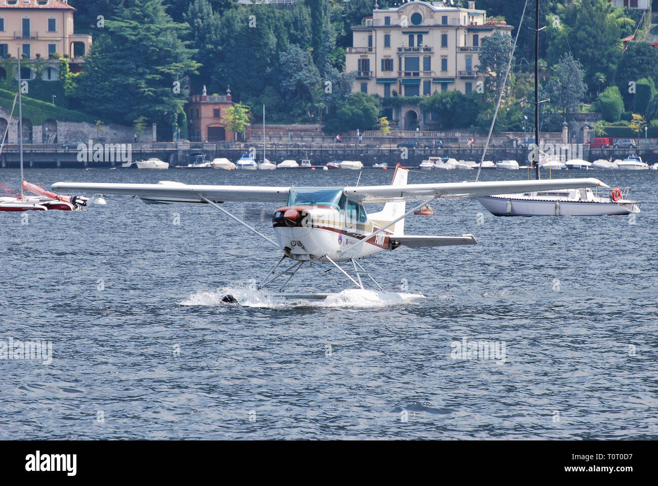 Hydravion atterrissage sur le lac de Côme. Banque D'Images