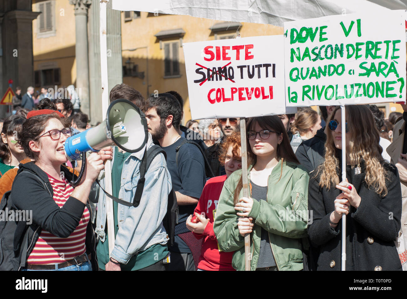Florence, Italie - 2019, 15 mars : Les gens foule les rues de la ville pendant la grève du climat mondial pour l'événement futur. Banque D'Images