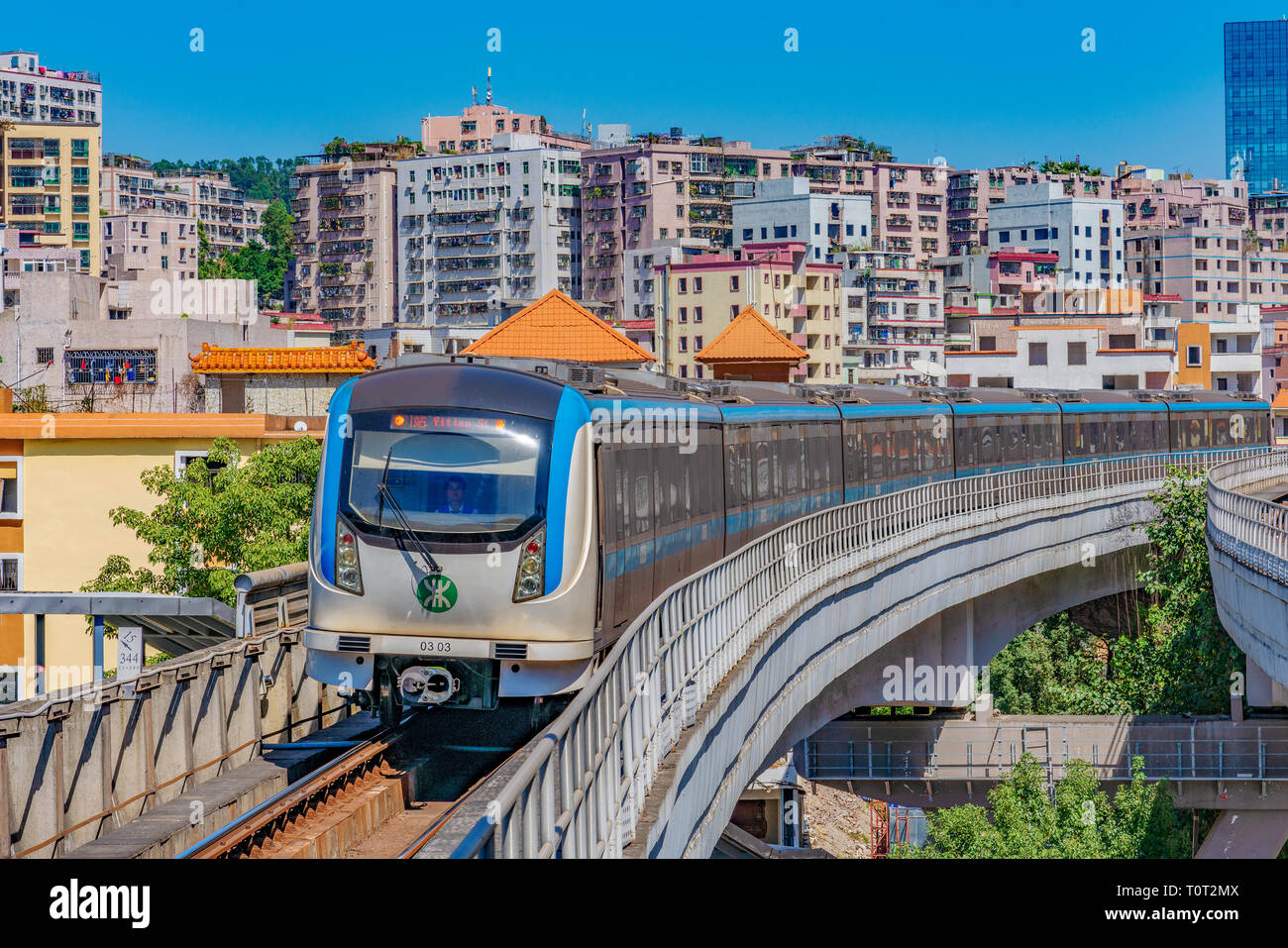 SHENZHEN, CHINE - le 29 octobre : Overground train En arrivant à une station de métro, trains comme ce sont les transports publics dans la ville le 29 octobre 2018 Banque D'Images