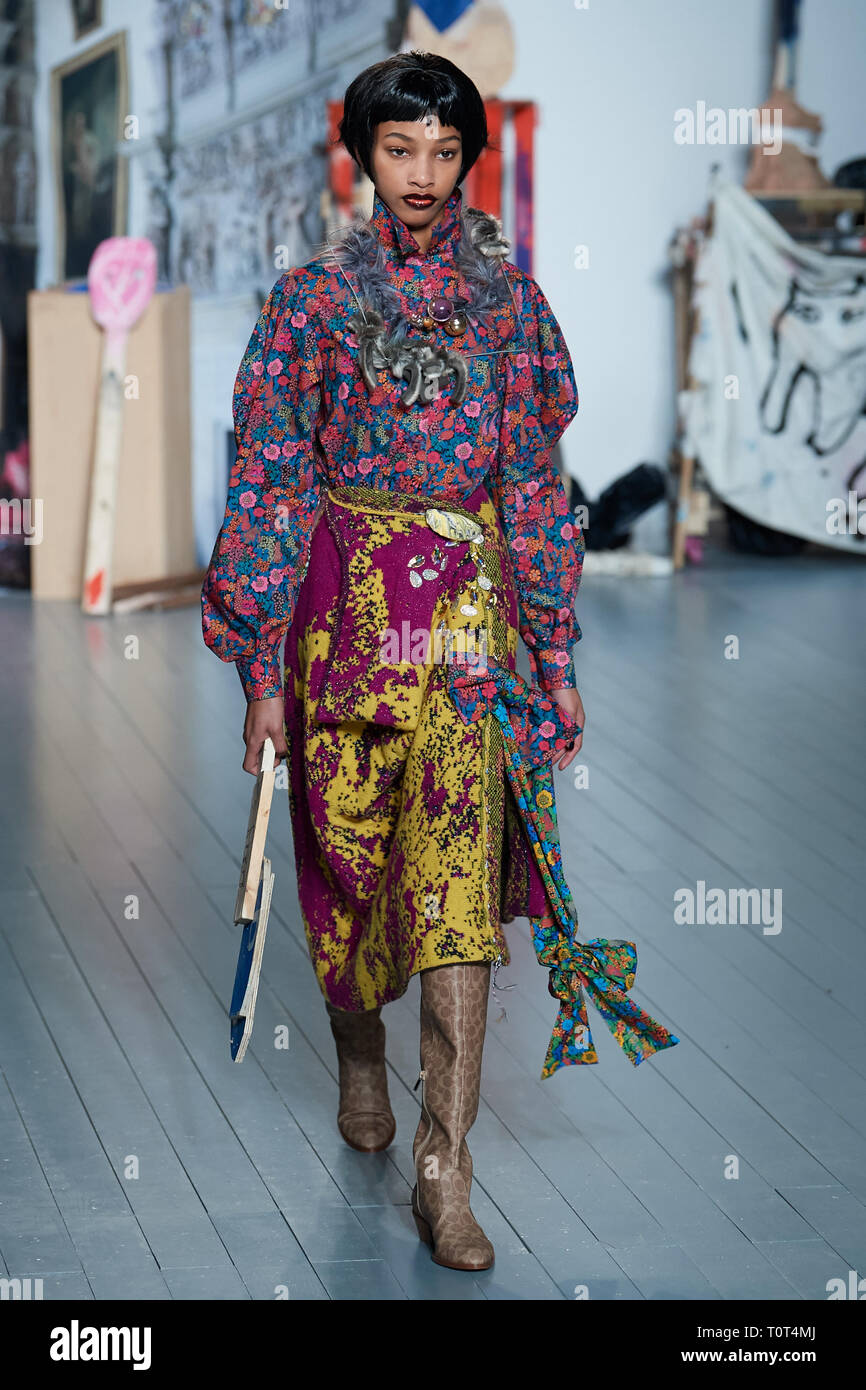 Sur la passerelle du modèle au cours de la montrer lors de Bovan Matty LFW AW19 tenue à la BFC, l'espace d'exposition 180 Strand, WC2R 1EA Banque D'Images