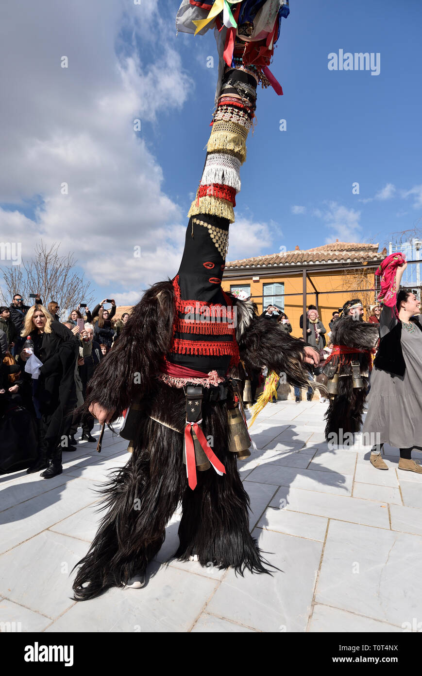 Les hommes de la Grèce du Nord portant des costumes traditionnels avec des cloches, danse pendant le carnaval festival à Athènes, Grèce Banque D'Images