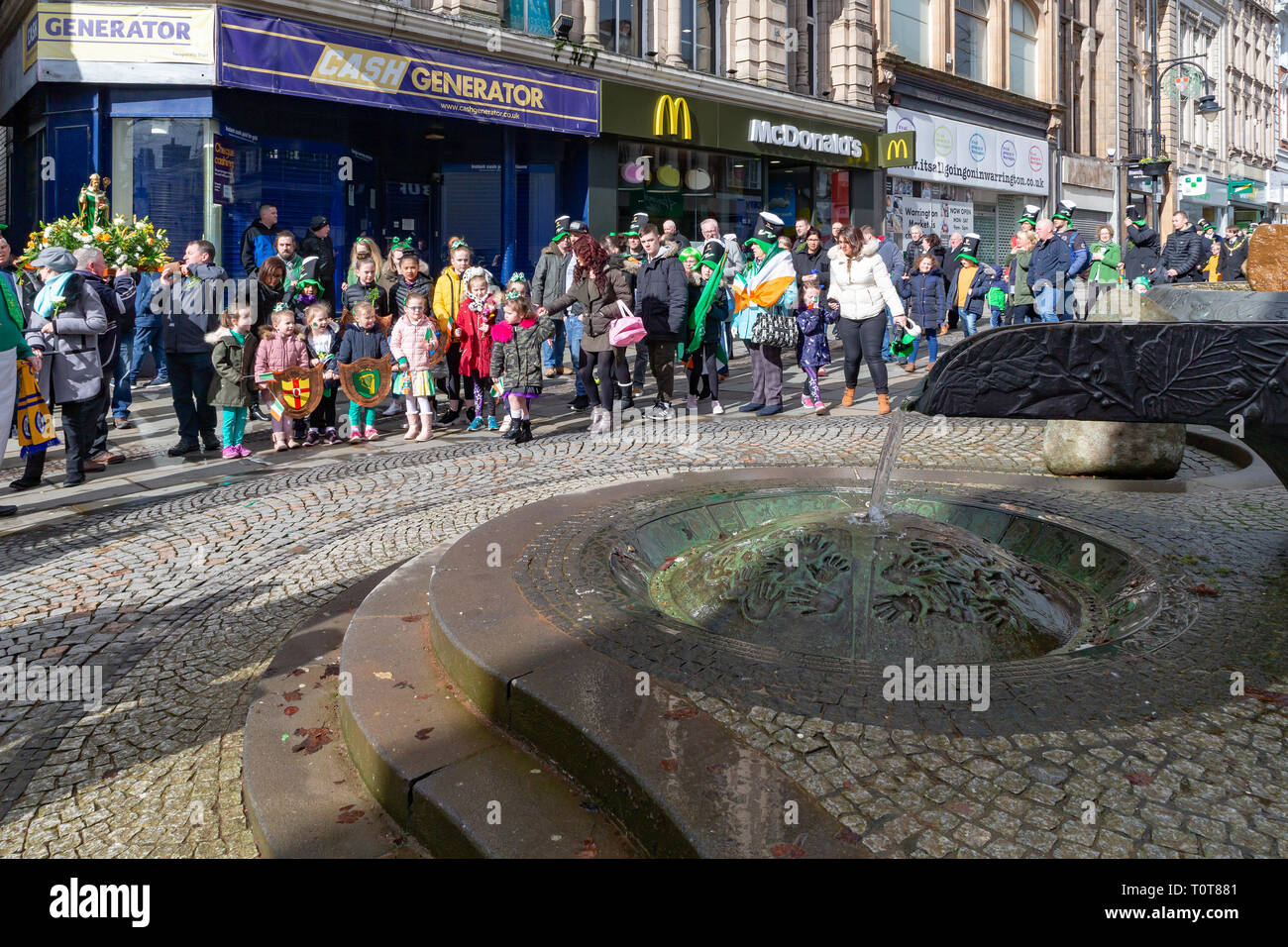 L'assemblée annuelle St Patrick's Day Parade de l'Irish Club à Orford Lane pour 'la rivière de la vie' dans Bridge Street. Un service court de rappeler le 25e ann Banque D'Images