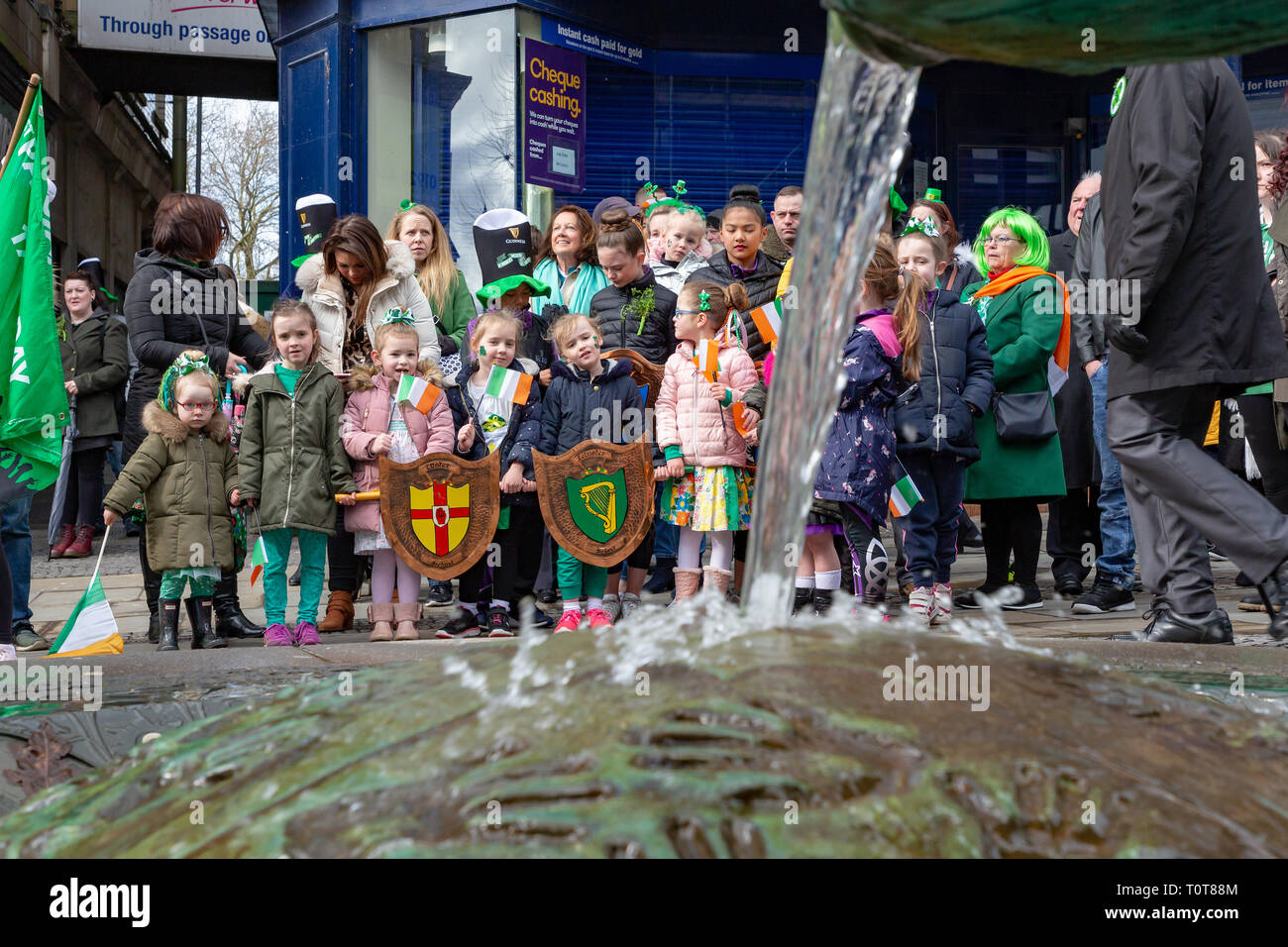 L'assemblée annuelle St Patrick's Day Parade de l'Irish Club à Orford Lane pour 'la rivière de la vie' dans Bridge Street. Un service court de rappeler le 25e ann Banque D'Images