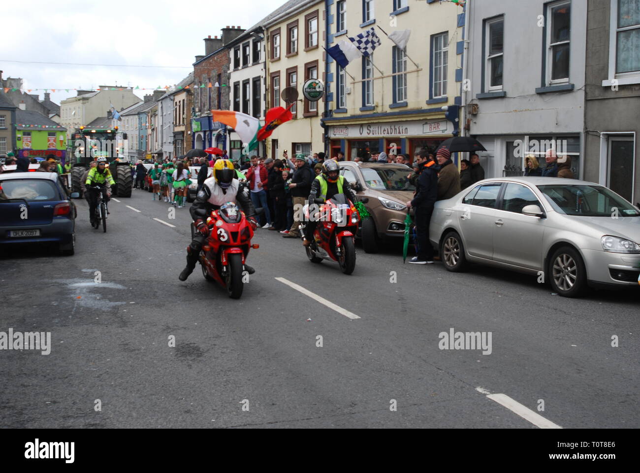Drag Race à Tullyleague St. Patrick's Day Parade Banque D'Images