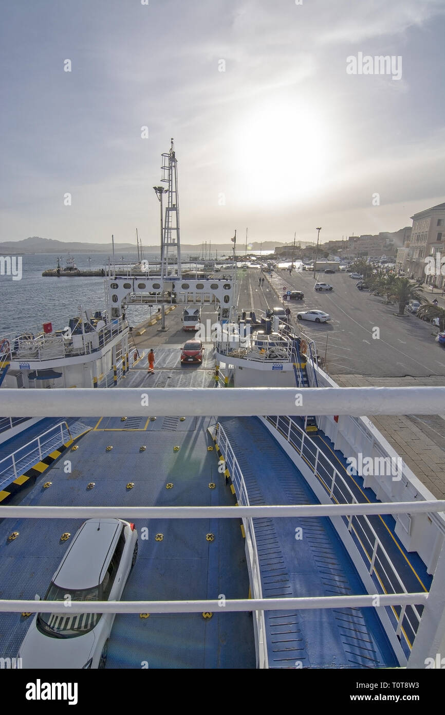 ISOLA MADDALENA, Sardaigne, Italie - 7 mars 2019 : Ferry Location de pont et la zone du port avec vue sur la ville de la promenade en front de mer près de coucher du soleil le 7 mars 2019 dans la région de Maddale Banque D'Images