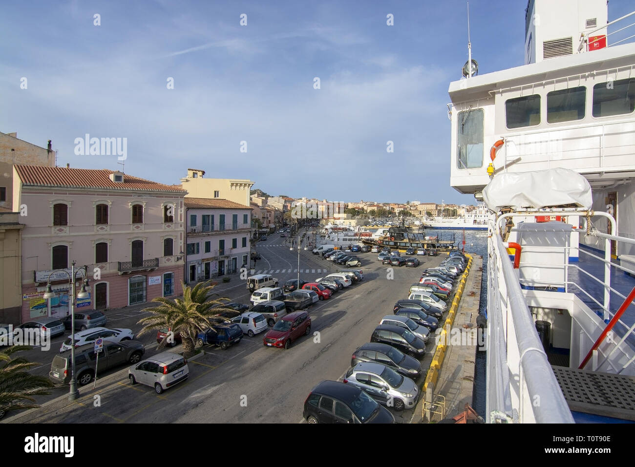 ISOLA MADDALENA, Sardaigne, Italie - 7 mars 2019 : Ferry et le port vue sur la ville avec vue sur la mer, promenade sous le soleil d'après-midi le 7 mars 2019 dans la région de Maddale Banque D'Images