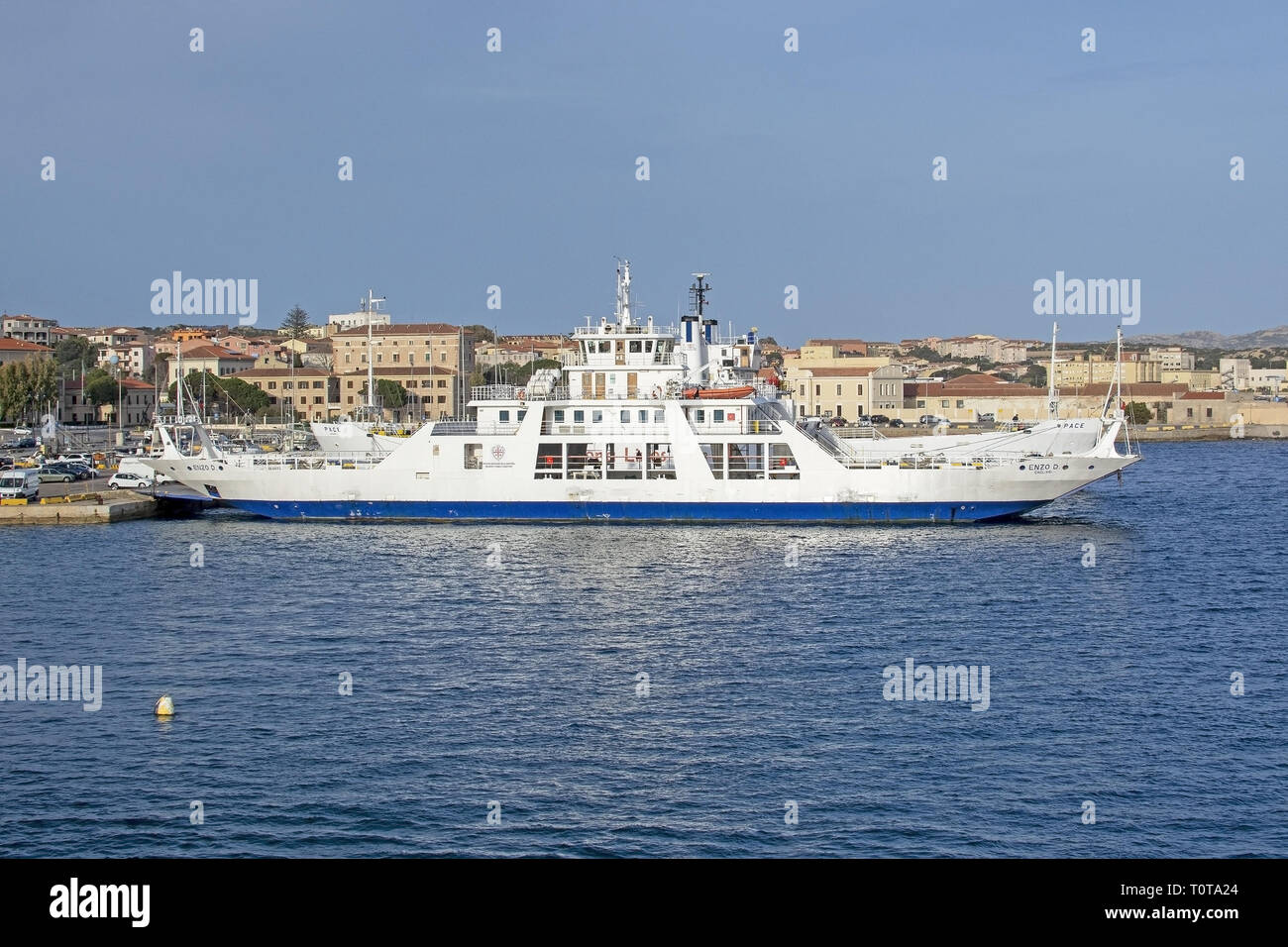 ISOLA MADDALENA, Sardaigne, Italie - 7 mars 2019 : Ferries amarré au port de La Maddalena, un jour ensoleillé, le 7 mars 2019 à Isola Maddalena, Sardaigne, Banque D'Images