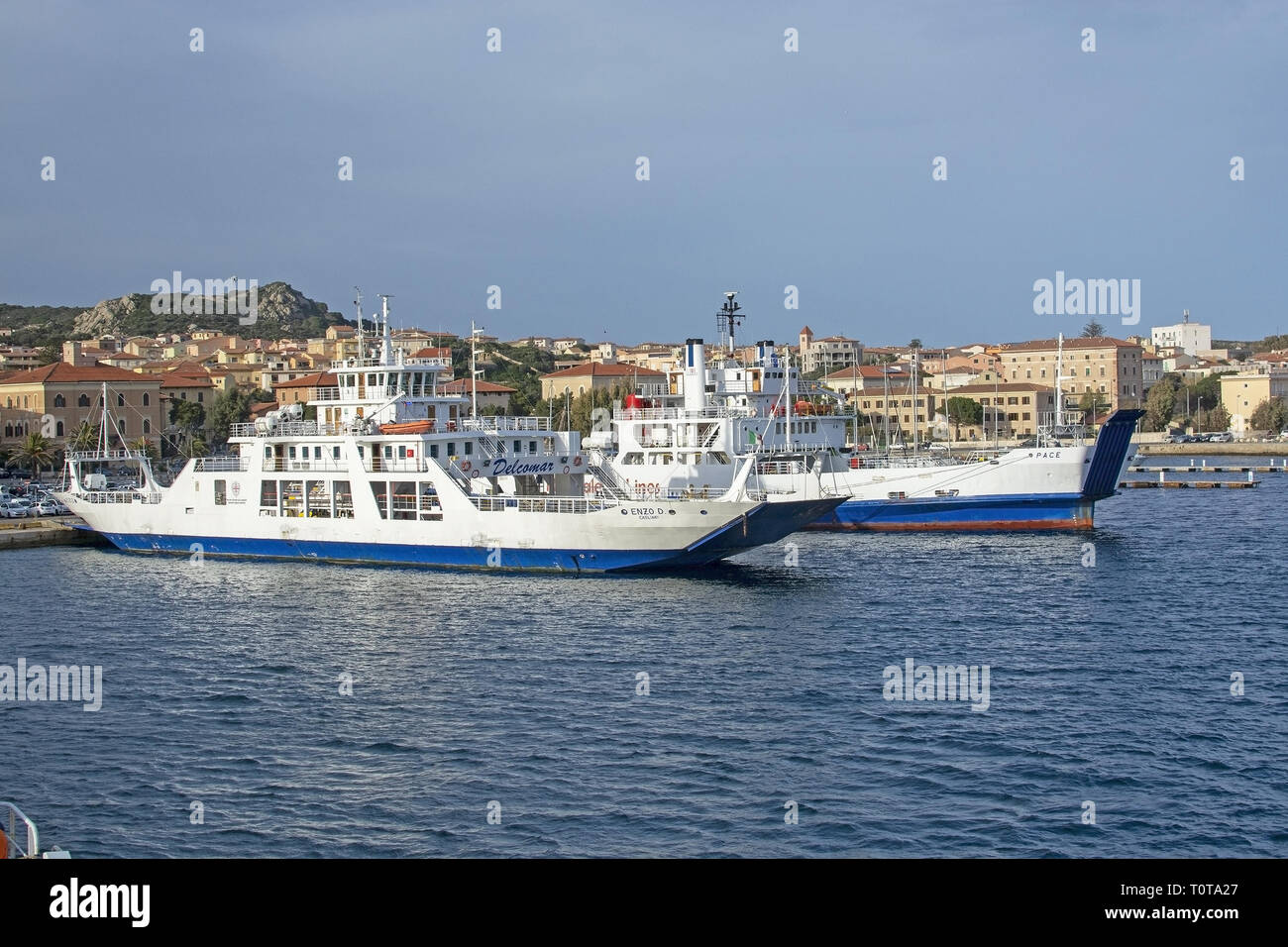 ISOLA MADDALENA, Sardaigne, Italie - 7 mars 2019 : Ferries amarré au port de La Maddalena, un jour ensoleillé, le 7 mars 2019 à Isola Maddalena, Sardaigne, Banque D'Images