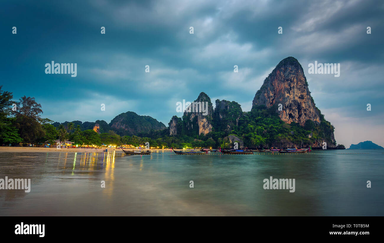 Les nuages orageux au Railay Beach en Thaïlande peu après le coucher du soleil Banque D'Images