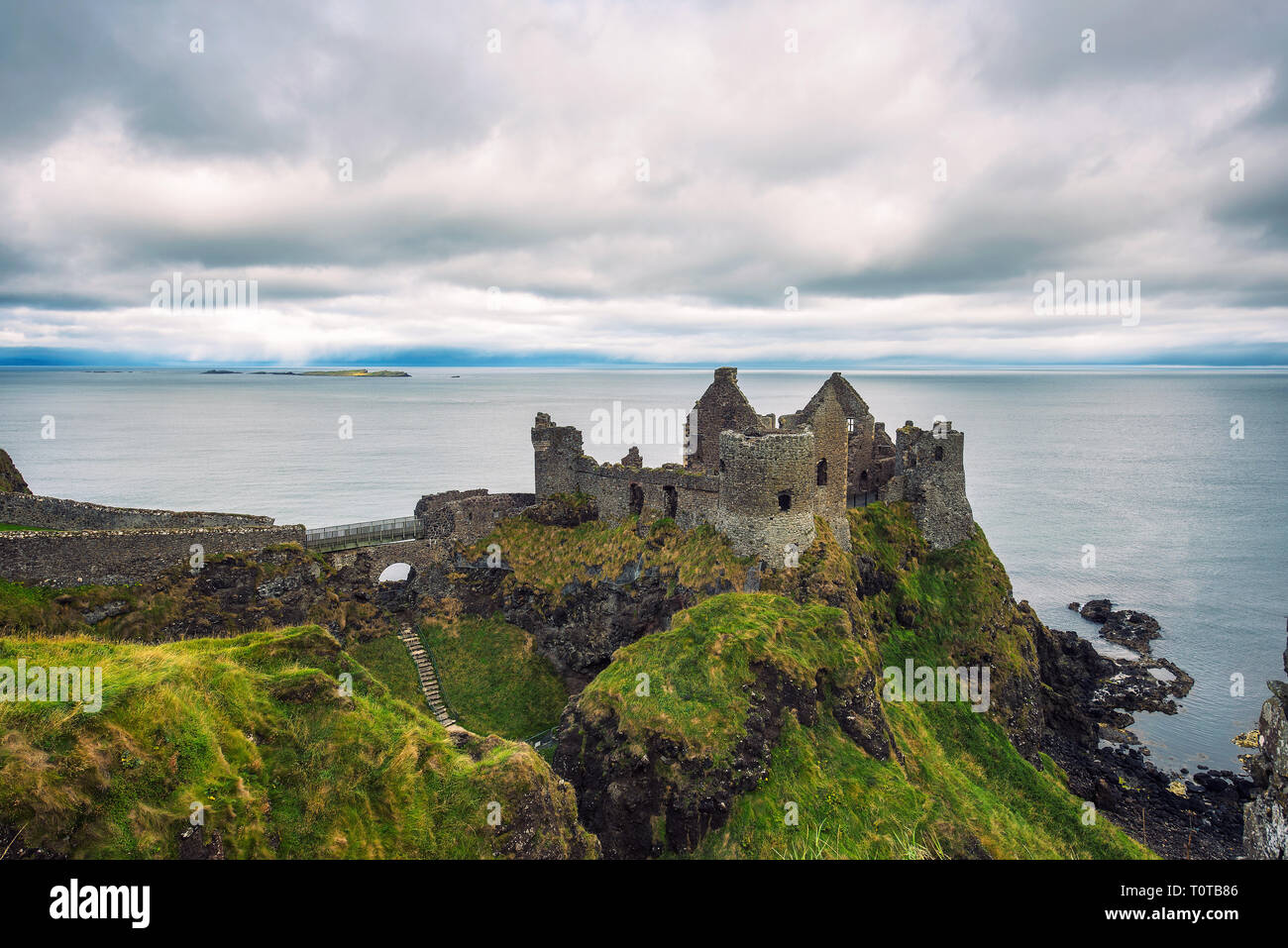 Ruines du château de Dunluce médiévale en Irlande du Nord Banque D'Images