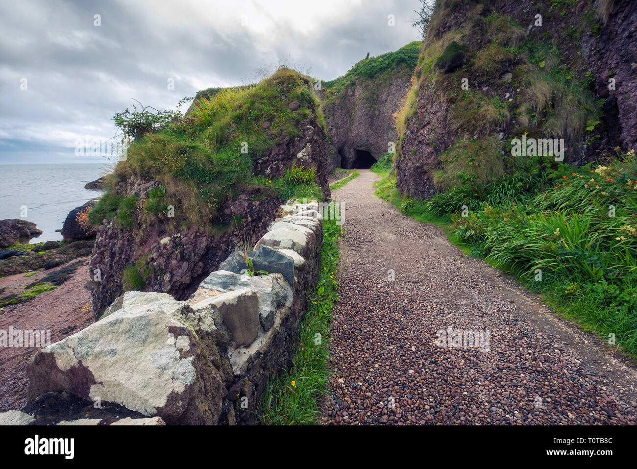 Chemin menant à la Grotte de Cushendun en Irlande du Nord Banque D'Images