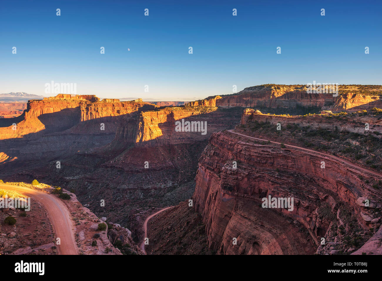 Shafer Canyon Overlook dans Canyonlands National Park, Utah au coucher du soleil Banque D'Images