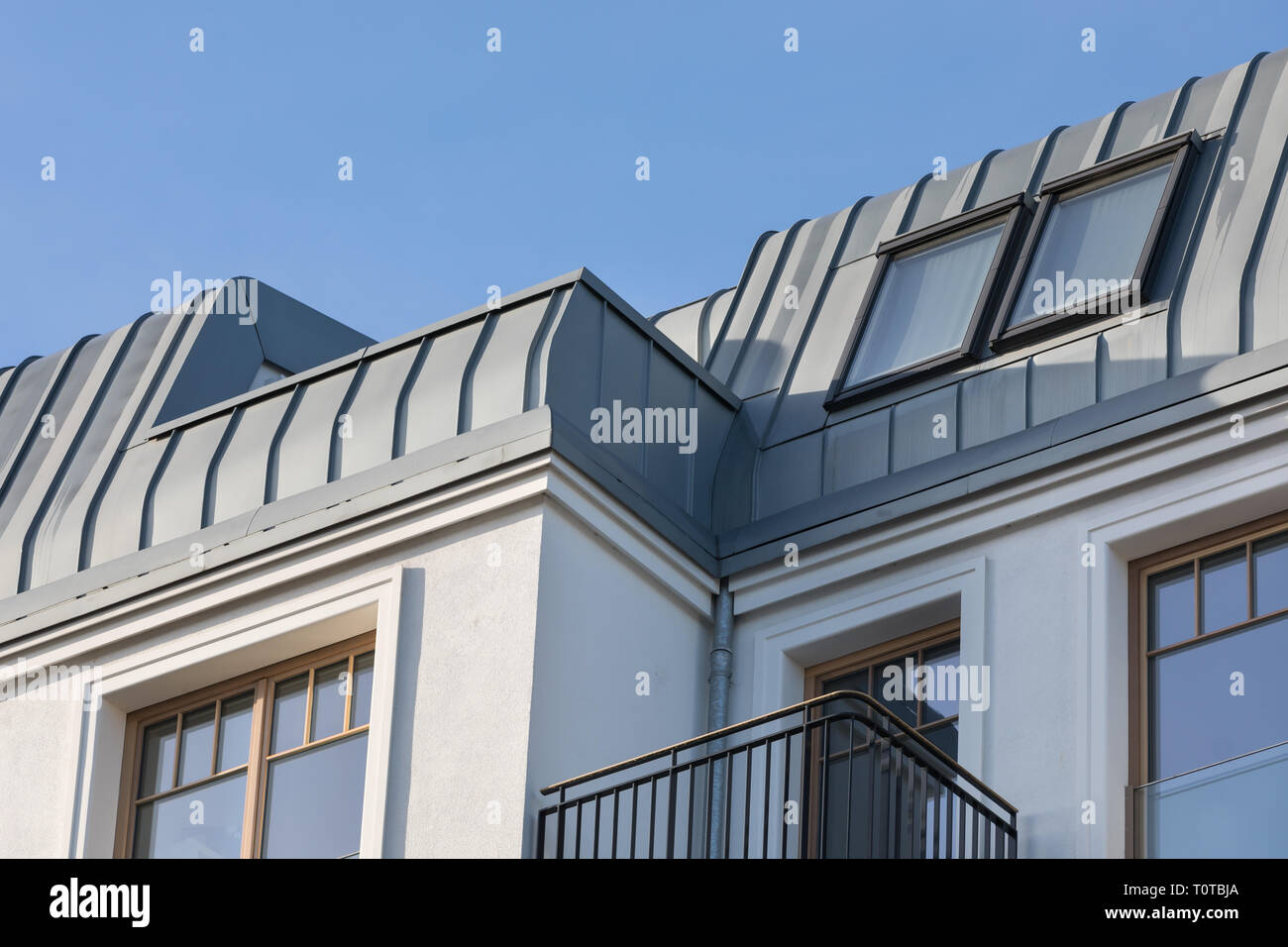 Bardage métallique avec balcon Grenier Banque D'Images