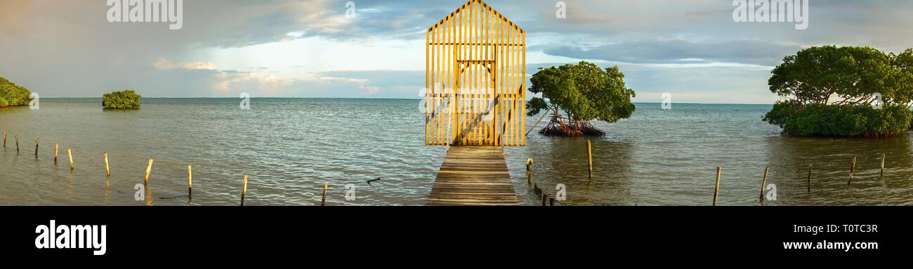 Large paysage panoramique de barrière en bois isolé sur la pêche Dock Pier avec à l'horizon de la mer des Caraïbes sur l'île de Caye Caulker, Belize Banque D'Images