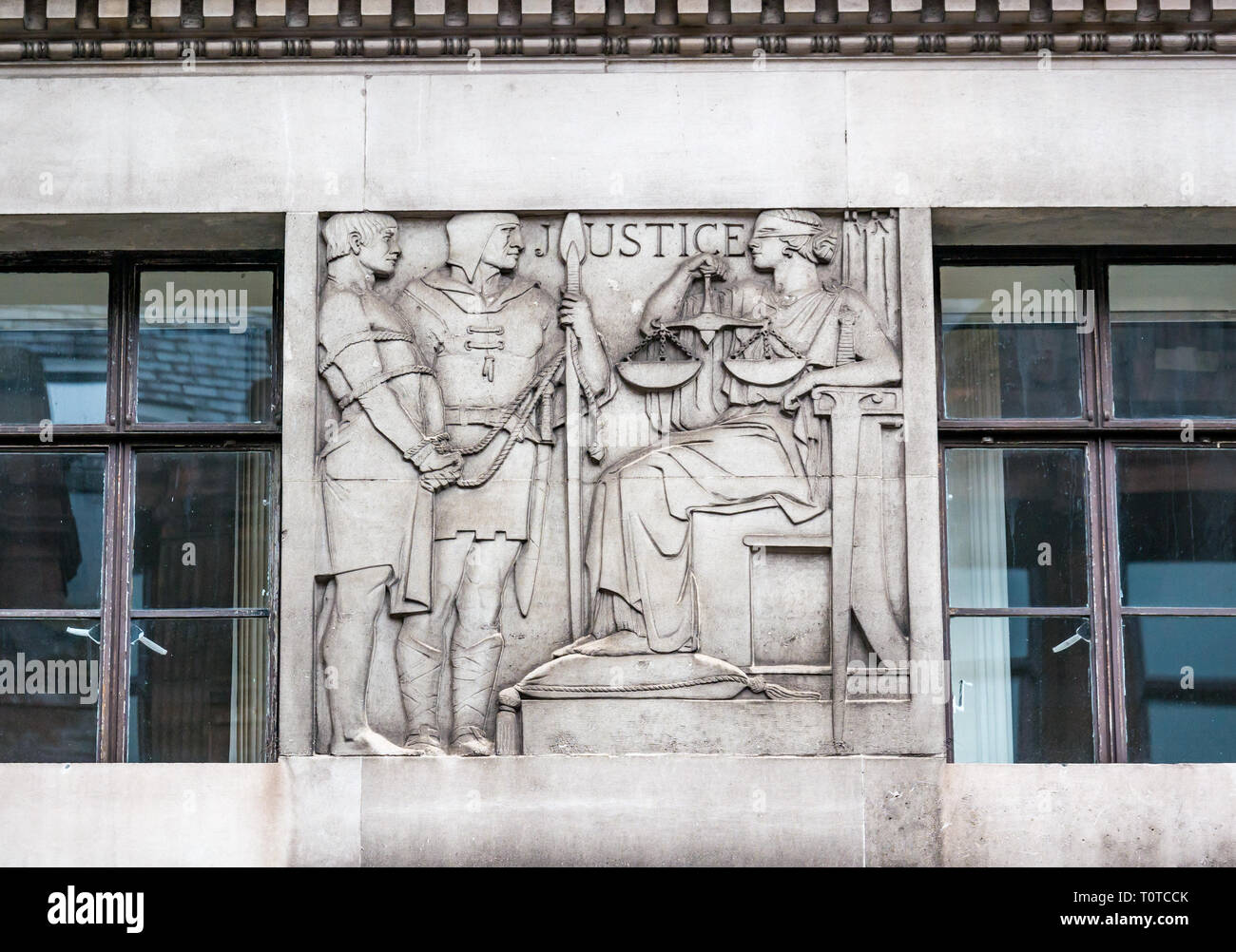 Art Déco de pierre de Portland 1930 frise en relief représentant la justice par Gilbert Bayes, Wellington Street, Glasgow, Scotland, UK Banque D'Images
