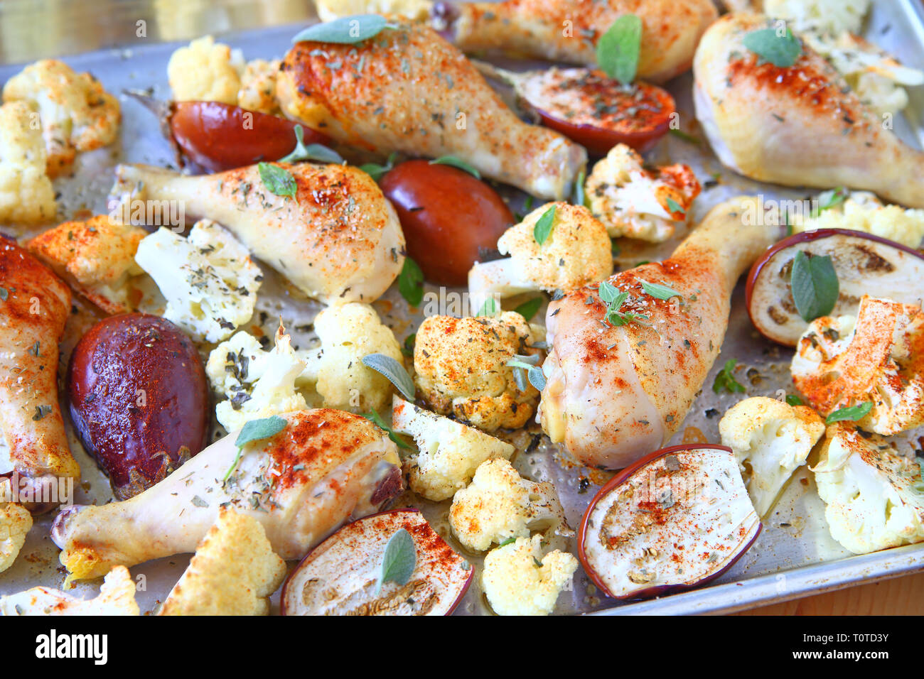 Dîner de pan feuille au poulet avec légumes et feuilles de sauge Banque D'Images