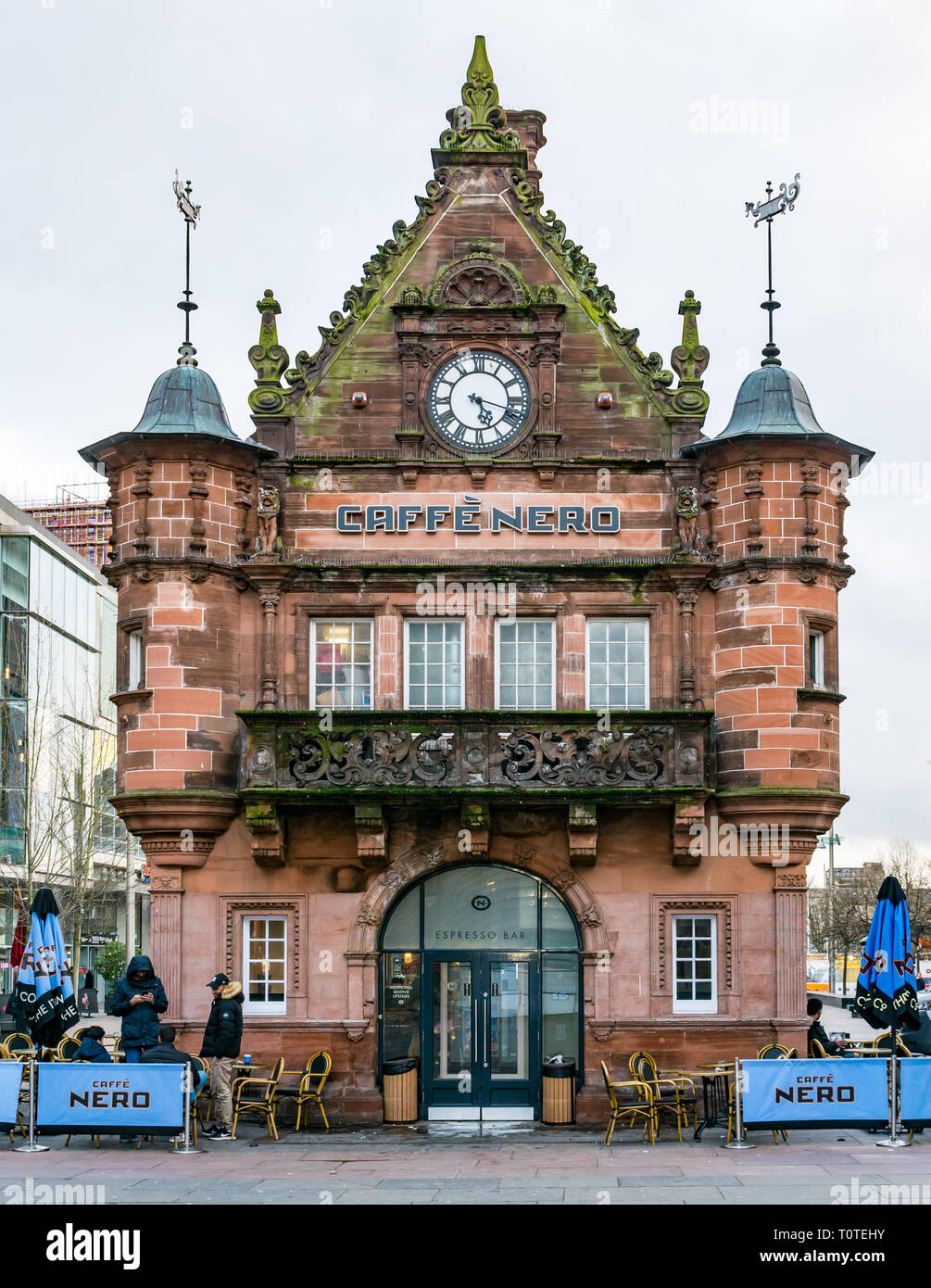 Vieux bâtiment Victorien, ancienne entrée du métro maintenant Caffe Nero café, St Enoch Square, Glasgow, Écosse, Royaume-Uni Banque D'Images