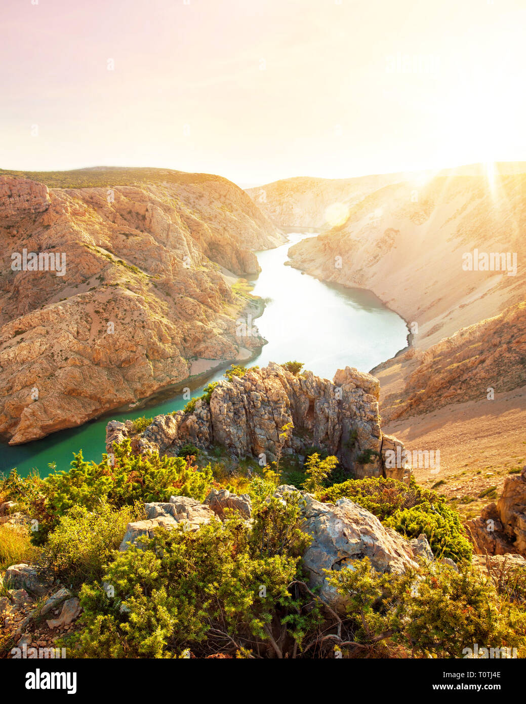 Belle vue sur le canyon de la rivière Zrmanja et au coucher du soleil aux beaux jours de l'été, la Dalmatie, Croatie Banque D'Images