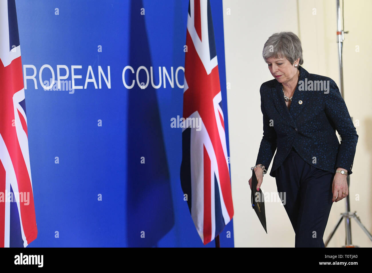 Premier ministre Theresa mai après avoir fait une déclaration à propos de Brexit à l'occasion du sommet des leaders européens à Bruxelles. Banque D'Images