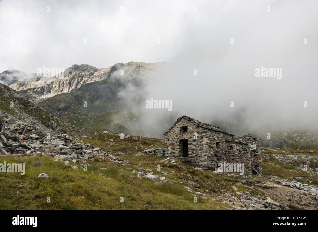 Ruine de l'ancien refuge dans les nuages. Massif du Monte Rosa près de Punta Indren. Verbania, Italie Banque D'Images