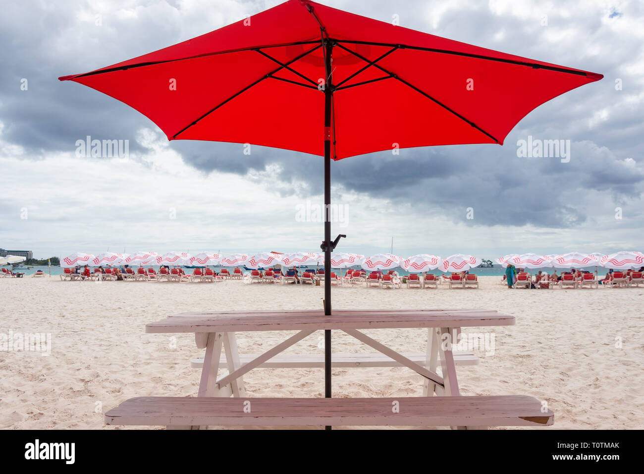 Kiosque alimentaire banc et parasol sur la plage, Carlisle Bay, paroisse St Michael, à la Barbade, Lesser Antilles, Caribbean Banque D'Images