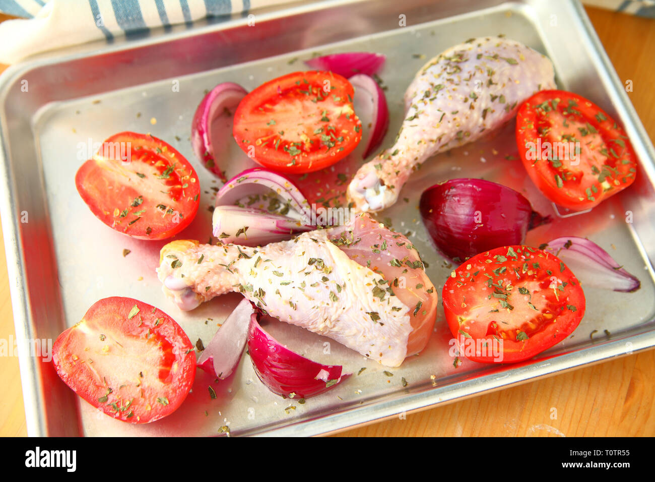 Des frais généraux pour une assiette de poulet avec les tomates Roma et oignons rouges Banque D'Images