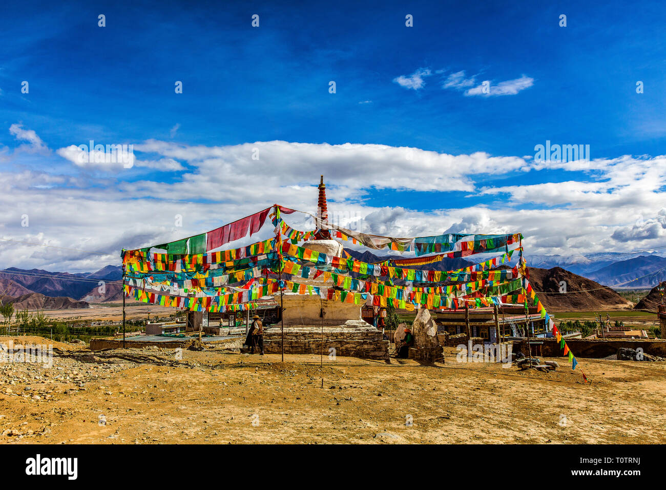 Stupa et prayerflags dans un petit village de montagne ci-dessous monastère de Ganden, Tibe, Chine. Banque D'Images