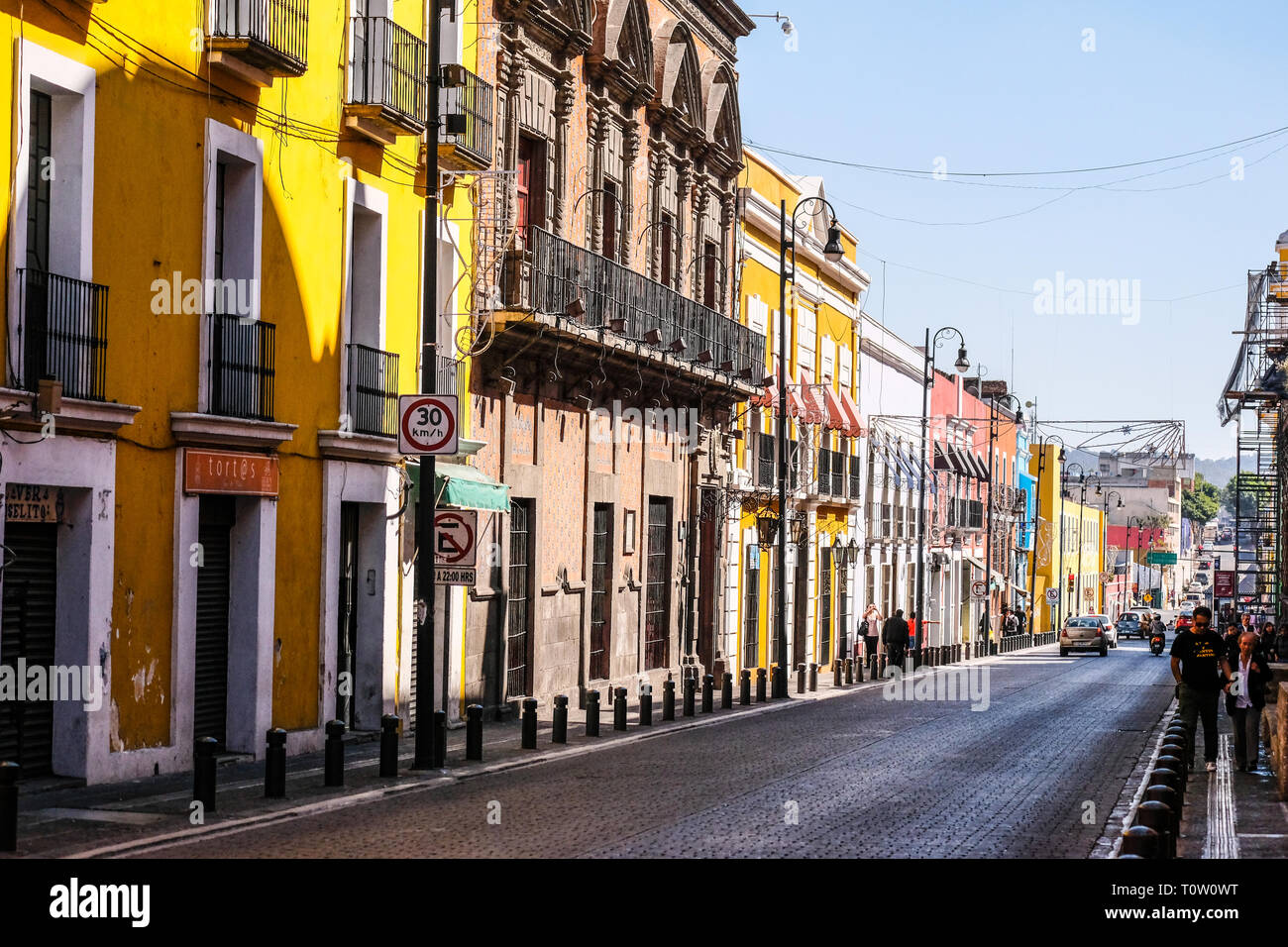 Vue sur le vieux comprimé les bâtiments de l'époque coloniale dans le quartier historique de Puebla Mexique Banque D'Images