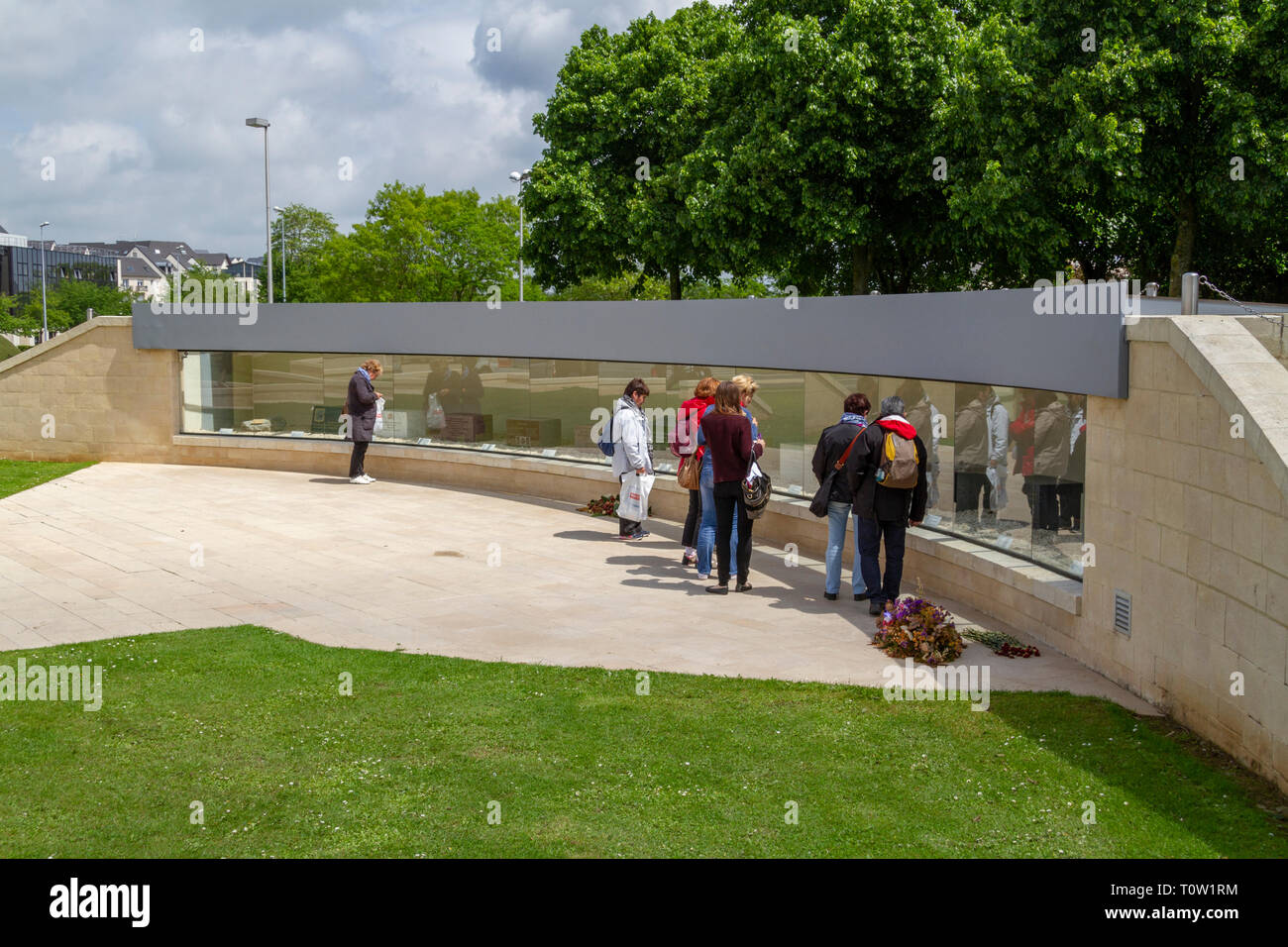 Mémorial International des pierres à l'extérieur du Mémorial de Caen, Normandie, France. Banque D'Images