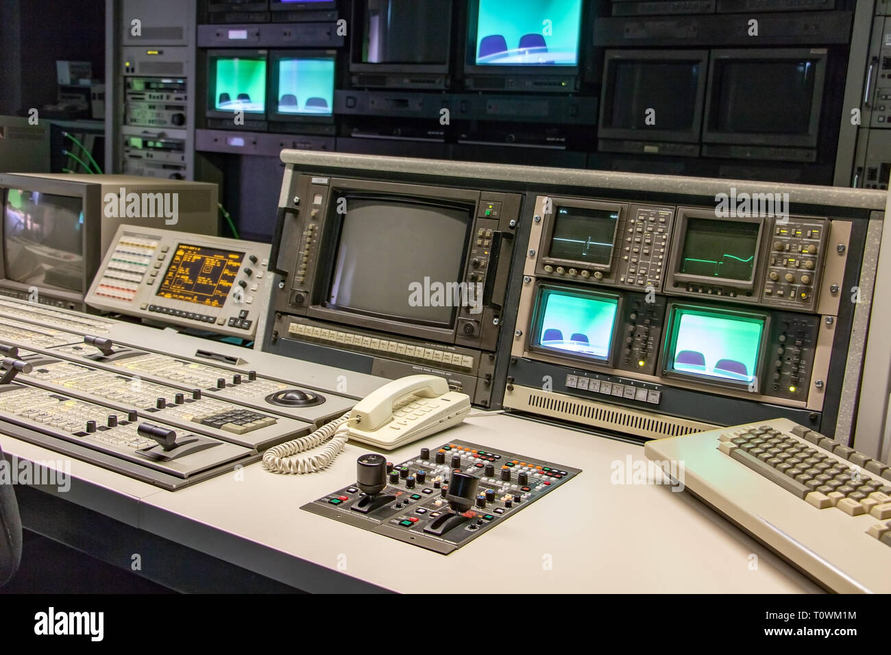 Boutons De Commutation Dans La Station De Télévision En Studio, Commutateur  De Production Audio Et Vidéo De Diffusion Télévisée. Banque D'Images et  Photos Libres De Droits. Image 100196880