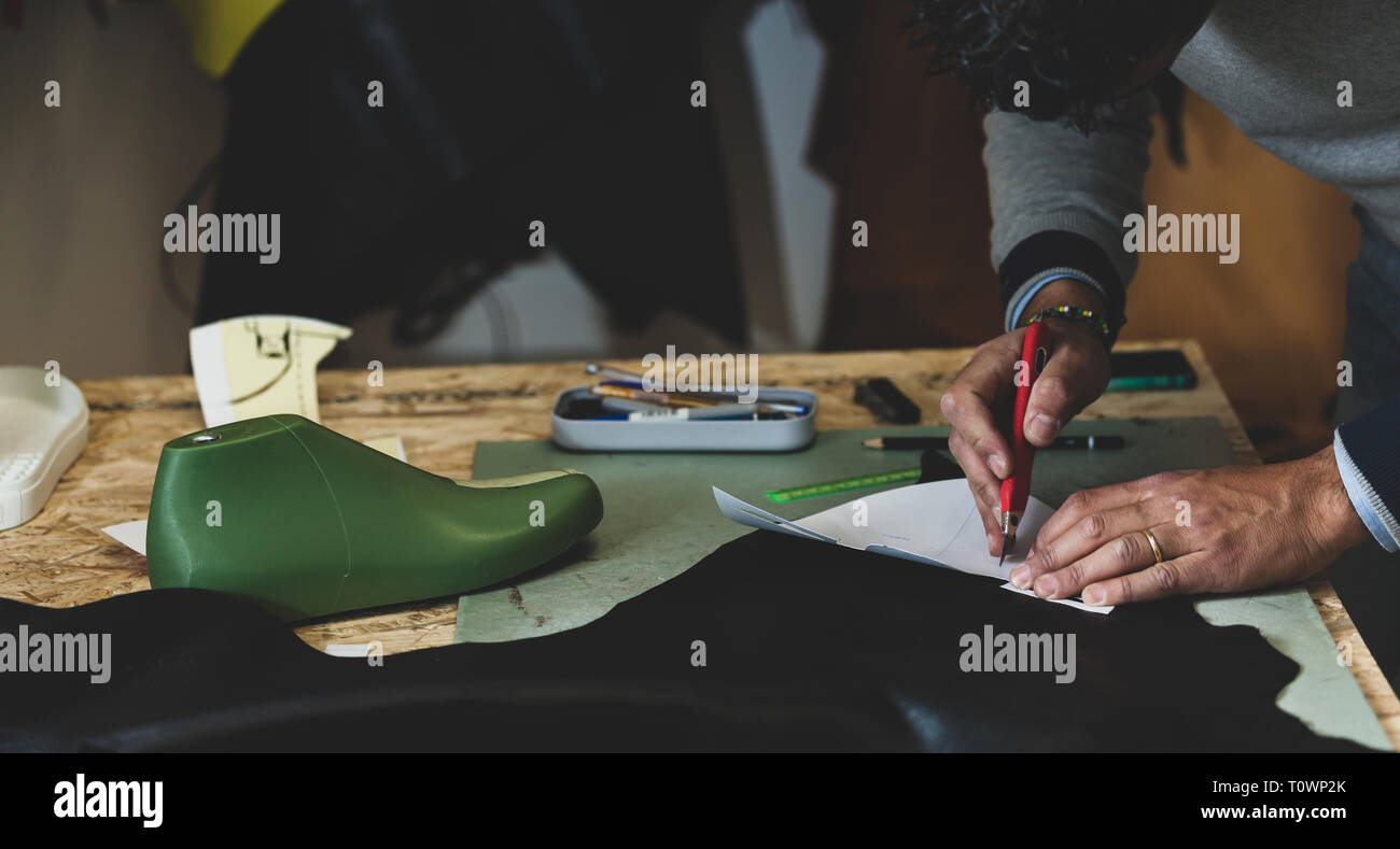 Cordonnier ou créateur de chaussures en cuir de travail pour la production de chaussures à la main. Banque D'Images