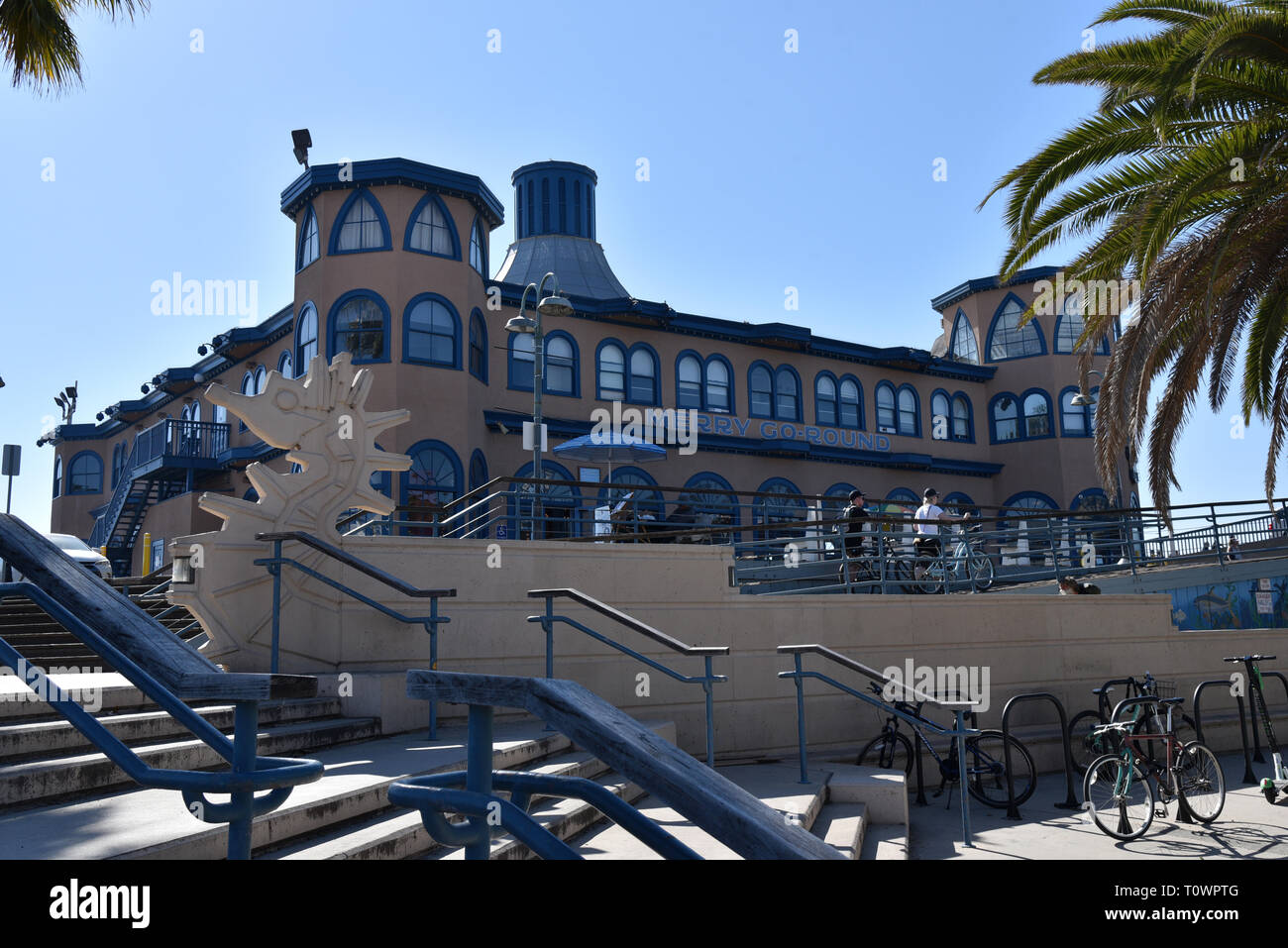 La célèbre Looff Hippodrome qui abrite les manèges au Santa Monica Pier Banque D'Images