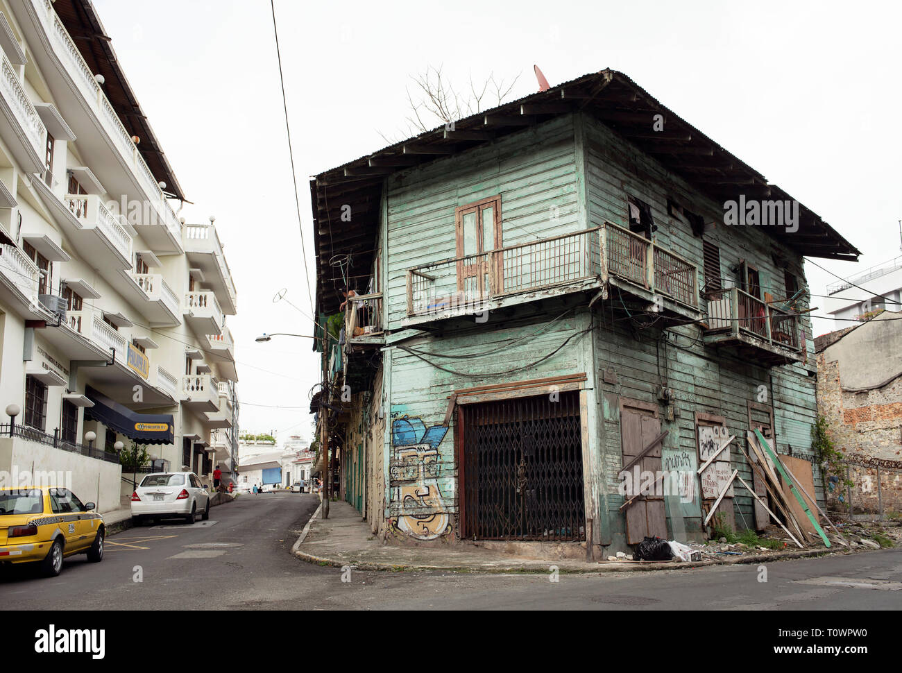 Gentrification dans la ville historique : maison de RamManille par rapport à un bâtiment résidentiel moderne. Casco Viejo (Casco Antiguo), Panama City, Panama. Octobre 2018 Banque D'Images