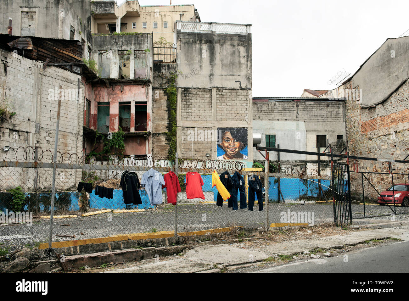 Parking et abandonné des bâtiments résidentiels. Scène de rue à intrigante Casco Viejo (vieille ville). La ville de Panama, Panama. Oct 2018 Banque D'Images