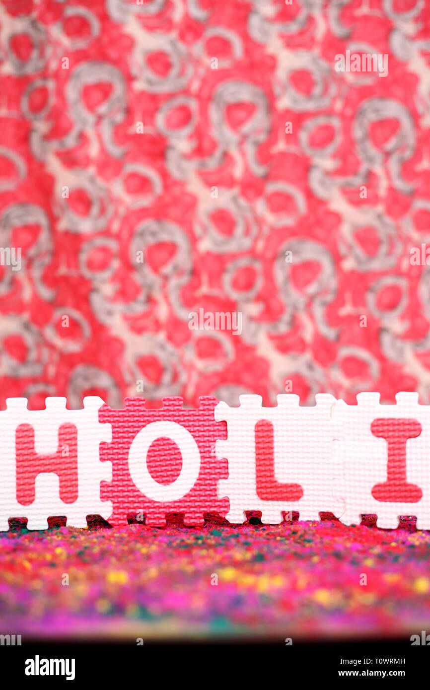 Photo du festival de Holi. Isolé sur le fond coloré. Banque D'Images