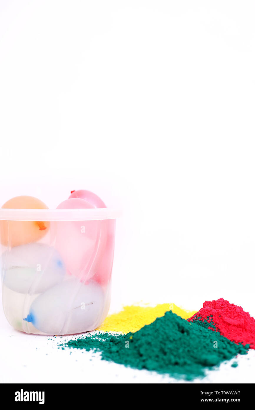 Portrait de couleur organique avec les ballons d'eau dans la benne pour holi festival. Isolé sur le fond blanc. Banque D'Images