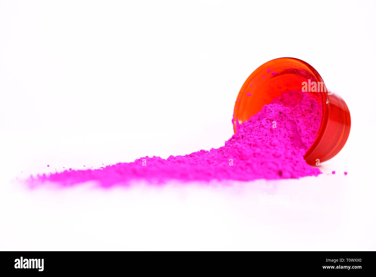 Photo de rose couleur holi holi pour organique de plaisir. Isolé sur le fond blanc. Banque D'Images