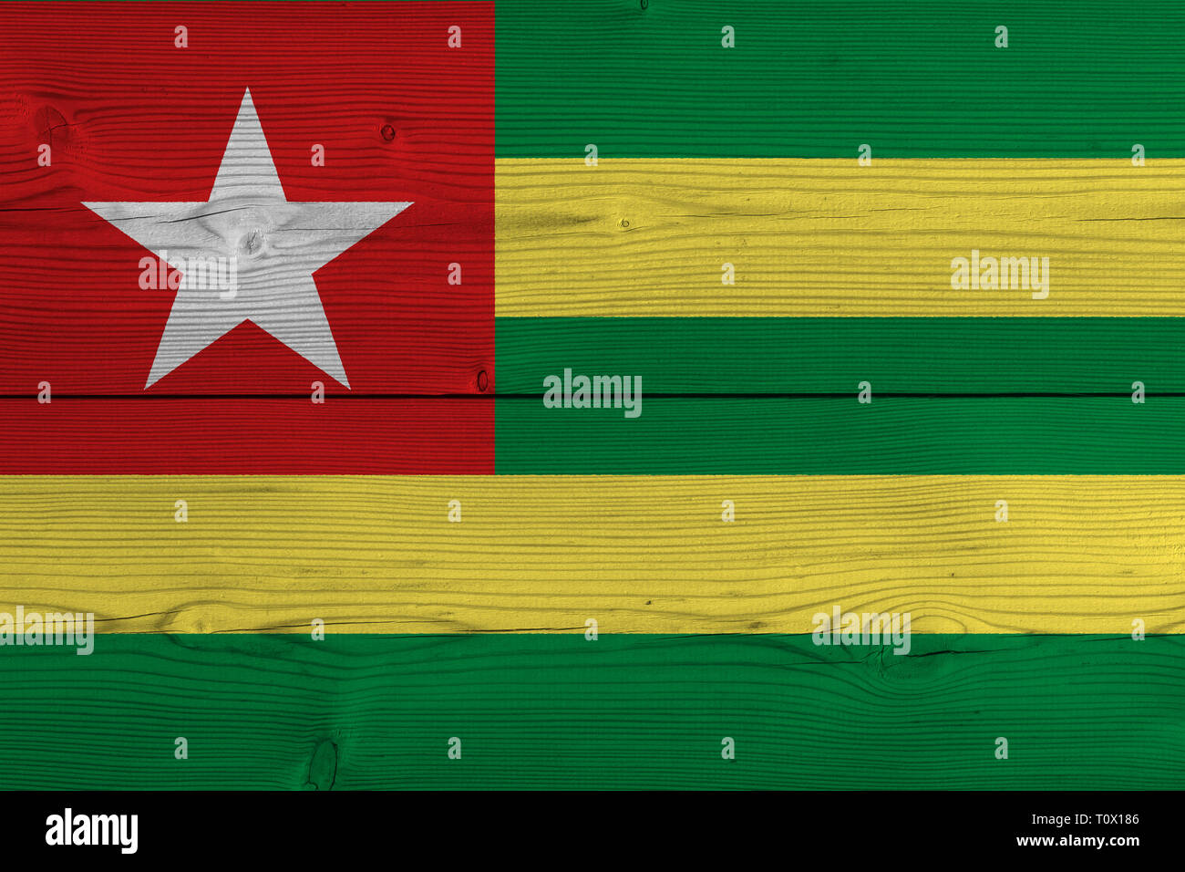 Drapeau Togo peint sur la planche en bois ancien Banque D'Images