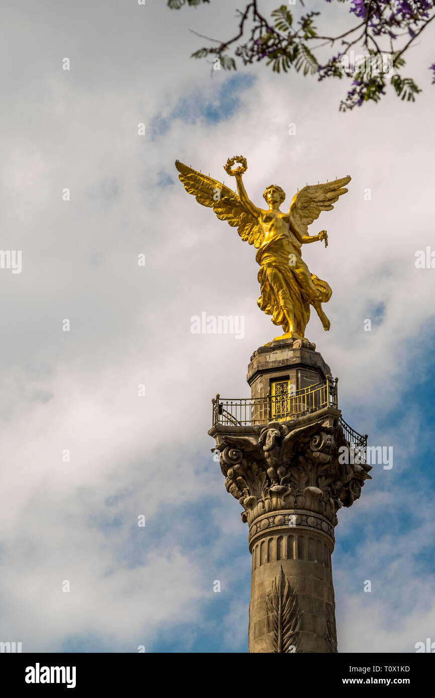 Ángel de la Independencia, inauguré en 1910 et au coeur de la ville de Mexico, rend hommage aux héros de l'indépendance du Mexique. Banque D'Images