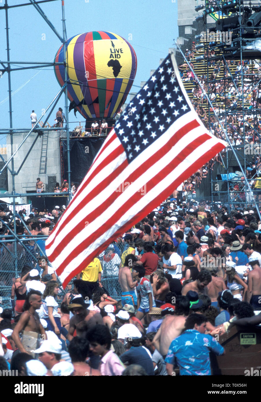 Un drapeau américain et d'un ballon à air chaud sont indiqués voler dans les airs au cours de Live Aid à Philadelphie en 1985. Banque D'Images