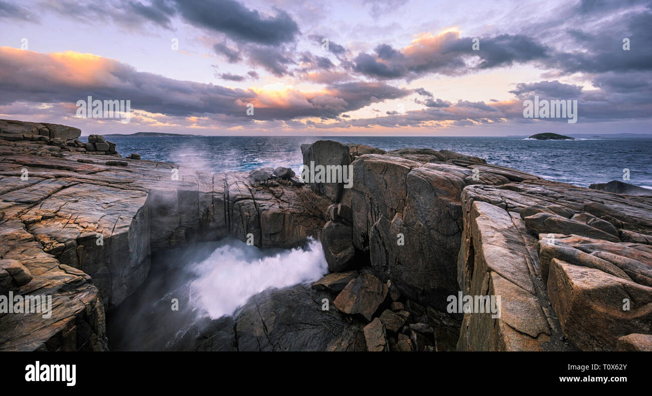 Le Pont naturel au lever du soleil. Torndirrup National Park, Albany, Australie Banque D'Images