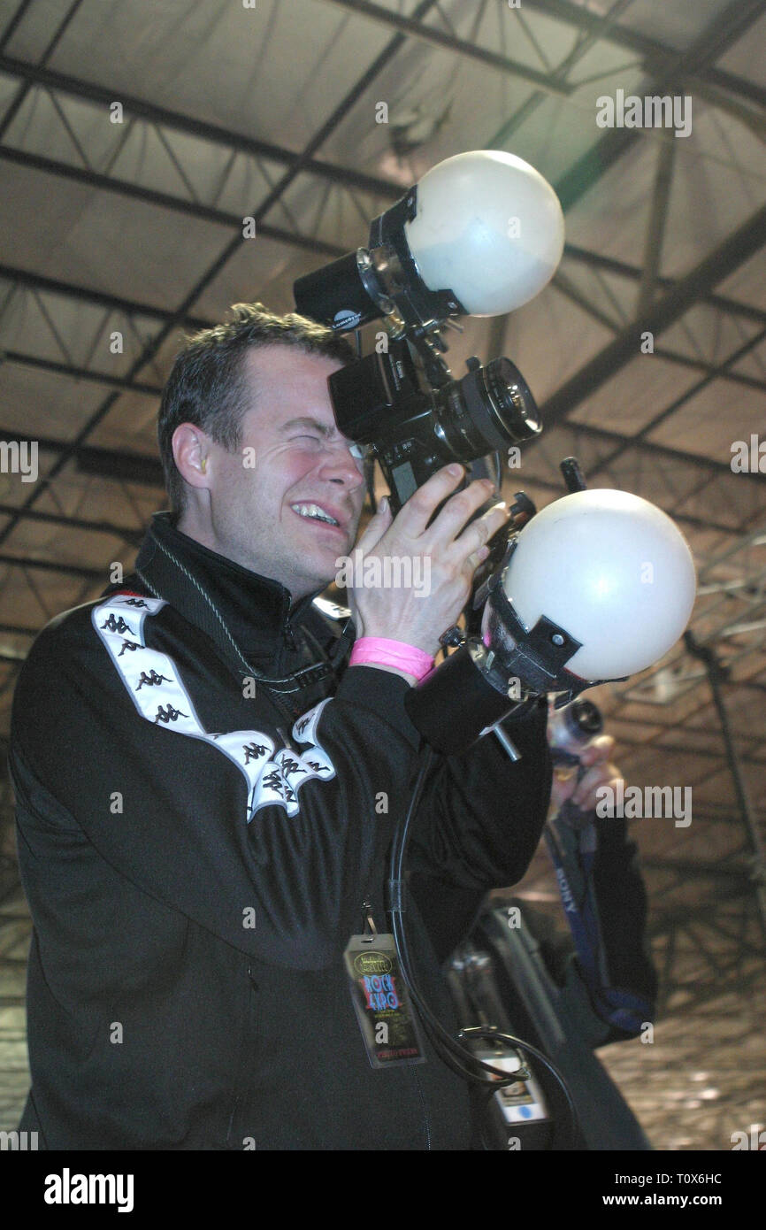 Un photographe est illustré de photos de l'enregistrement avec un système d'éclairage très inhabituelle au cours d'un concert 'live'. Banque D'Images