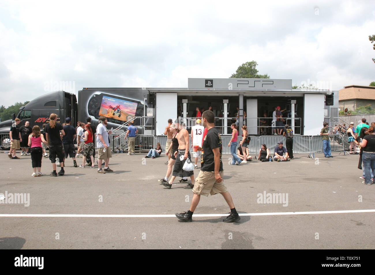 Les concerts fans sont indiqués par une marche mobile Sony PSP camion plein de jeux systèmes disponibles gratuitement au cours de jeu 99 Woodstock. Banque D'Images